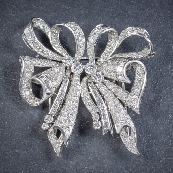 Brooch which can form double clips volute in platinum 85…